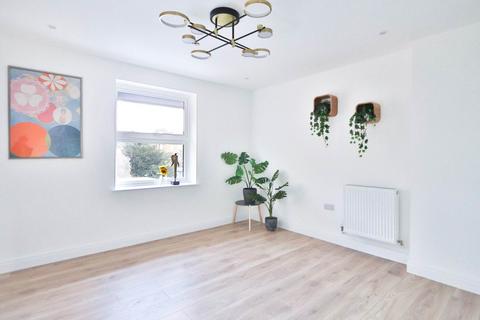 2 bedroom flat for sale, Claremont Avenue, New Malden