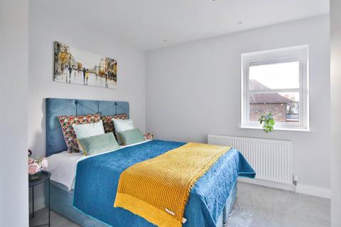 2 bedroom flat for sale, Claremont Avenue, New Malden