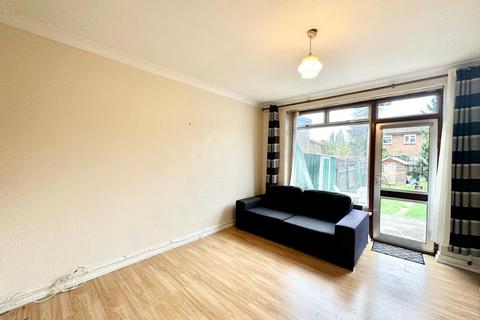 3 bedroom terraced house to rent, Oakleafe Gardens, Ilford IG6