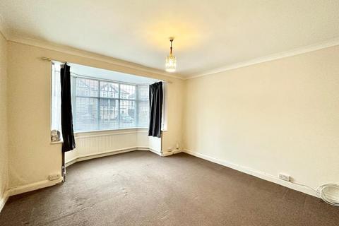 3 bedroom terraced house to rent, Oakleafe Gardens, Ilford IG6