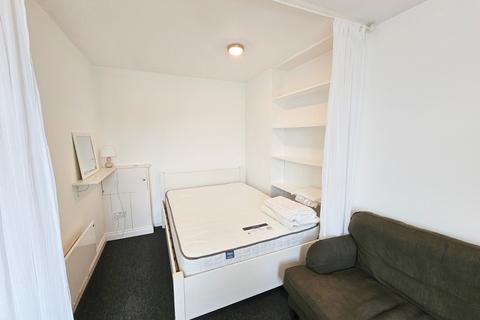 Studio to rent, Sea Road, Bournemouth
