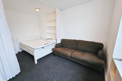 Studio to rent, Sea Road, Bournemouth