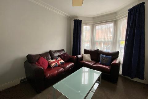 4 bedroom terraced house to rent, Livingstone Road