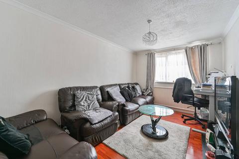 2 bedroom flat to rent, Yeoman Close, West Norwood, London, SE27