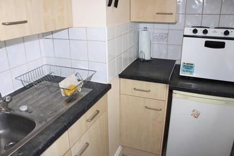 Studio to rent, Carmelite Road, Harrow