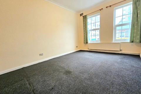 4 bedroom flat to rent, Brent Street, London