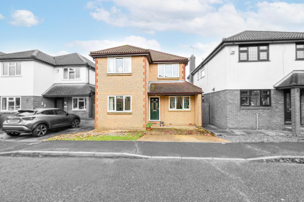 Moat Rise, Rayleigh, SS6 4 bed detached house - £450,000