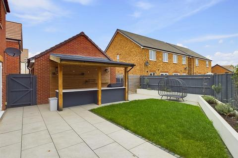 4 bedroom detached house for sale, Hawfinch Road, Longford, Gloucester