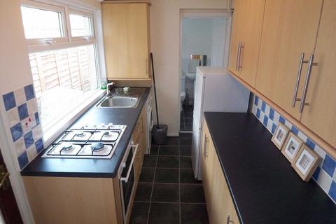 2 bedroom terraced house to rent, Frederick Street, Luton