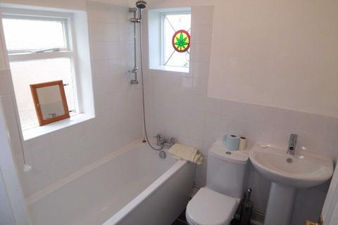 2 bedroom terraced house to rent, Frederick Street, Luton