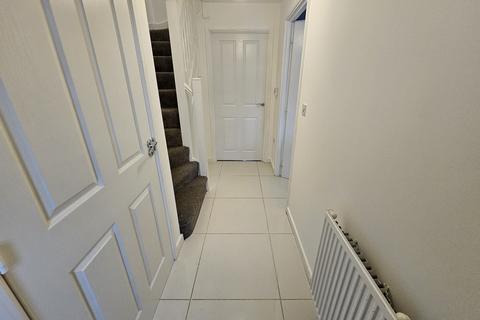 2 bedroom semi-detached house to rent, Martindale Crescent, Middleton, M24 5PP