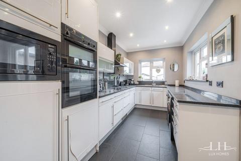 4 bedroom terraced house for sale, Gordon Avenue, Hornchurch