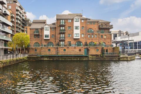 3 bedroom flat for sale, Pepper Street, London