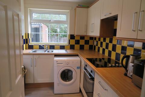 4 bedroom semi-detached house to rent, Southway, Guildford