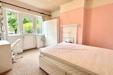 4 bedroom semi-detached house to rent, Agraria Road, Guildford