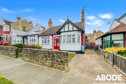 4 bedroom bungalow for sale, Holyrood Drive, Westcliff-On-Sea