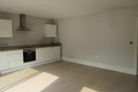 2 bedroom apartment to rent, Caterham £1575pcm