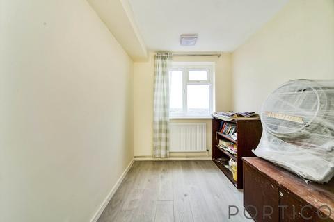 3 bedroom flat to rent, Broadgate, Barking Road, E13