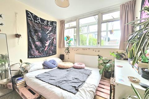 2 bedroom maisonette to rent, Baring Road, SE12