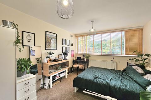 2 bedroom maisonette to rent, Baring Road, SE12