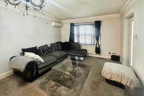 2 bedroom flat to rent, Manor Road, Chigwell