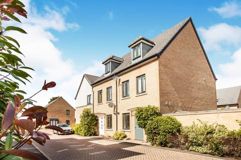 3 bedroom townhouse to rent, Dunnock Way, St Ives