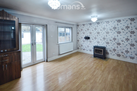 3 bedroom semi-detached house to rent, Chiltern Road, Burnham