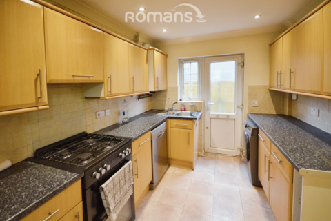 3 bedroom semi-detached house to rent, Chiltern Road, Burnham