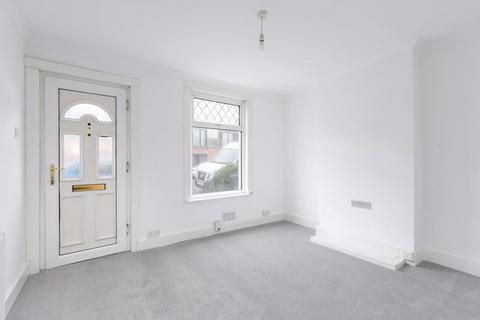 2 bedroom end of terrace house to rent, Sanderstead Road, South Croydon