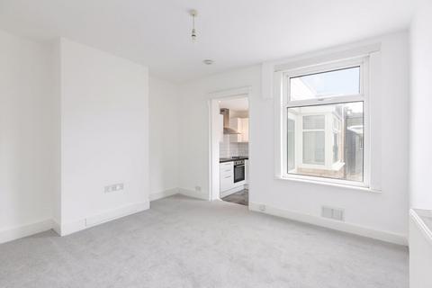 2 bedroom end of terrace house to rent, Sanderstead Road, South Croydon