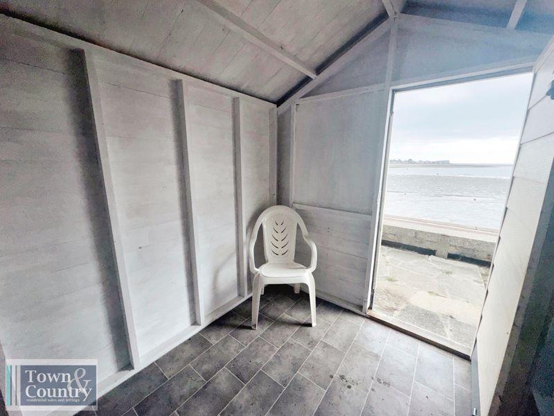 Beach hut