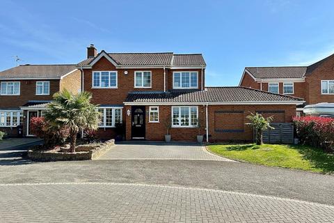 4 bedroom detached house for sale, Wakehurst Drive, East Hunsbury, Northampton NN4