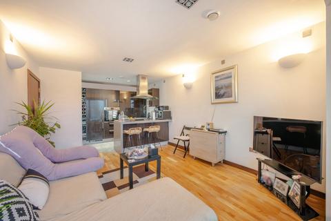 2 bedroom flat to rent, Vicentia Court, Bridges Court Road, London, SW11