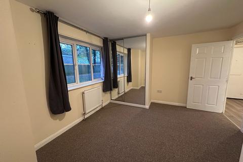 2 bedroom flat to rent, Friars Close, Ilford