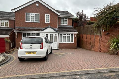 4 bedroom detached house to rent, BRIERLEY HILL - Lindale Crescent