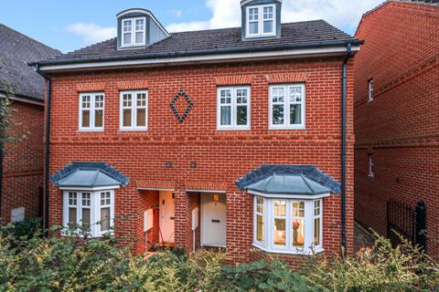 4 bedroom semi-detached house to rent, Skylark Way, Reading RG2