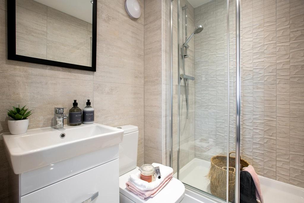 Modern en suite shower room