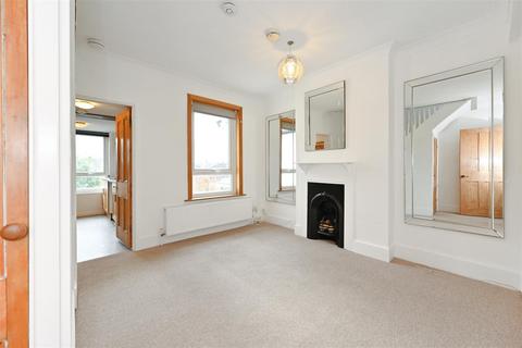 2 bedroom flat to rent, Lyndhurst Road, Chichester