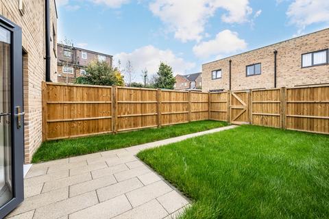 3 bedroom terraced house to rent, Hornbeam Mews, London SW17