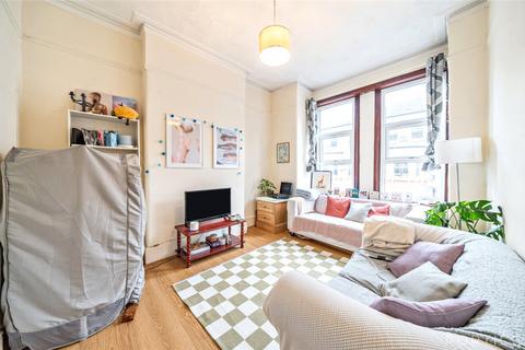 3 bedroom apartment for sale, Tremadoc Road, London