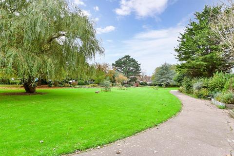 2 bedroom apartment for sale, Beach Road, Littlehampton, West Sussex