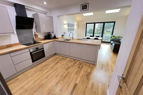 16 Beacon Lane, Wirral, CH60 0DD