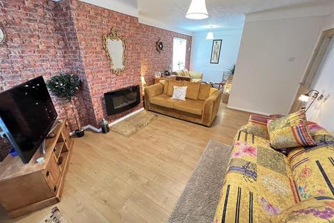 2 bedroom flat for sale, Goodakers Court, Upton, Wirral