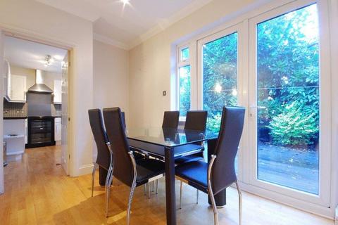 2 bedroom flat to rent, West Road, Clapham SW4