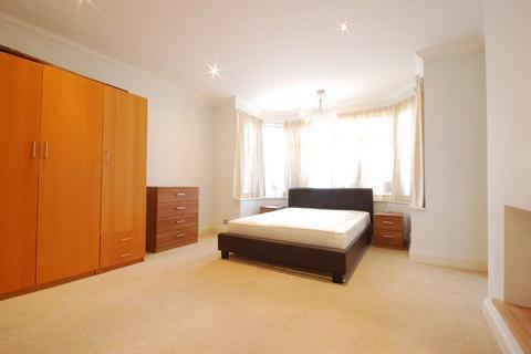 2 bedroom flat to rent, West Road, Clapham SW4