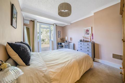 125 Ellerton Road, Surbiton, KT6 7UA