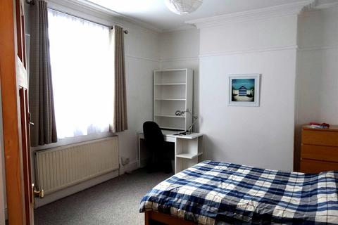 3 bedroom house to rent, Park Terrace, Gascoyne Place, Plymouth PL4