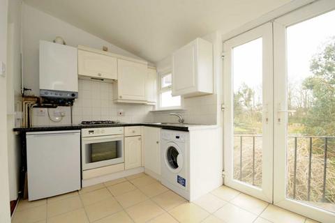 4 bedroom flat to rent, Conyers Road, London SW16