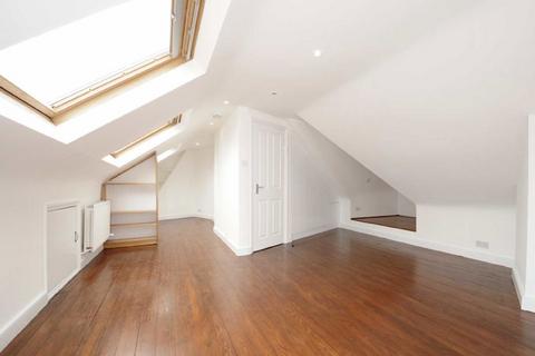 4 bedroom flat to rent, Conyers Road, London SW16