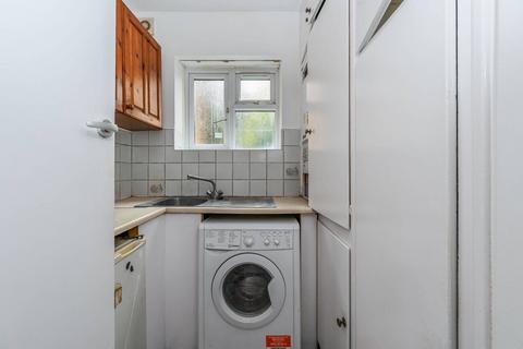 2 bedroom flat to rent, Kings Avenue, Clapham Park, London, SW4